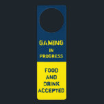 Aviso De Porta Jogos em Curso - Jogo de Vídeo - GG<br><div class="desc">Sinal de reprodutor de porta para jogos em andamento projetado para jogadores de vídeo, jogadores de computador e jogadores de Conselho. Diga ao mundo que você está ocupado com jogos e está aberto a pessoas que lhe trazem comidas e bebidas. Personalize com sua própria mensagem. Excelente para salas de jogos,...</div>