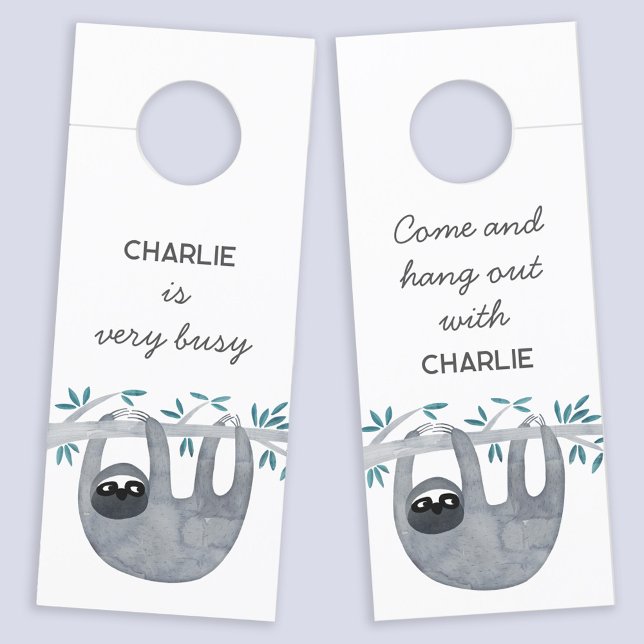 Aviso De Porta Largura Personalizada (Sloth personalized come in or stay out door hanger sign)
