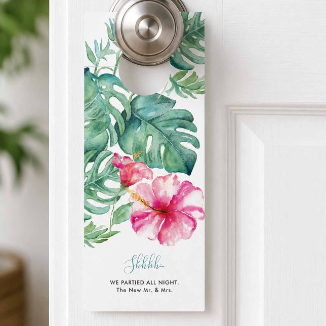 Aviso De Porta Não Perturbe Tropical (Do not disturb door hanger designed with watercolor pink hibiscus flowers and monstera leaves.)