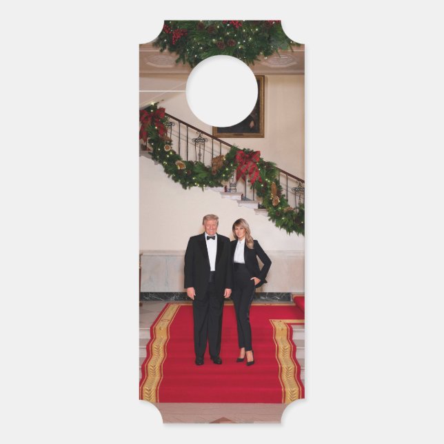 Aviso De Porta Natal: Presidente Donald Trump e Melania dão os pr (Frente)