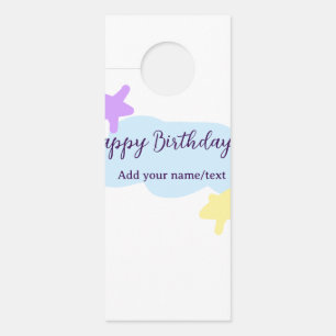 Aviso De Porta Nuvens azul pastel estrelas roxo feliz aniversário