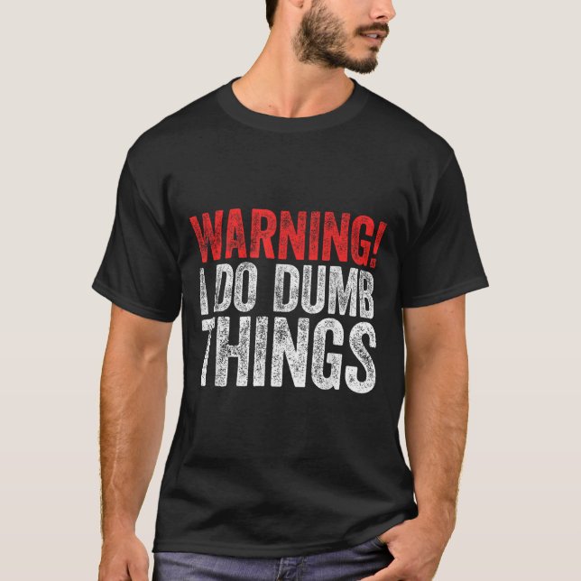 Aviso Eu Faço Coisas Idiotas Camiseta Sarcástica (Frente)