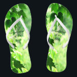 Avô de Leafy Wedding dos Chinelos<br><div class="desc">O avô dos chinelos do casamento da Noiva convida-o a entrar num mundo de verão folgado da natureza. As folhas de Maple enquadram uma paisagem florestal ensolarada com tons de amarelo, branco e verde. Personalize o texto para sua ocasião especial.</div>