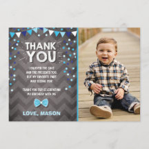 Azuis marinhos Bowtie do menino um dos cartões de