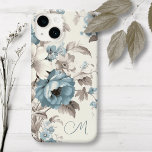 Azul bonito/Castanho Claro Floral com Inicial<br><div class="desc">Um belo spray de flores poeirentas,  azuis e brancas,  do tipo "boho",  com folhagem castanha clara sobre fundo de casca de ovo,  com campo de texto para as suas iniciais/monograma/nome.</div>