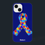 Azul de Fita de Consciência do Autismo Personaliza<br><div class="desc">Caso do iPhone 14 da faixa de reconhecimento do Autismo personalizado para amigos ou familiares autistas. Uma legal mãe do autismo ou presente de pai que pode ser personalizado com qualquer texto abaixo da fita quebra-cabeça de azul,  amarelo e vermelho. Um orgulho nebuloso da Síndrome de Asperger.</div>