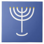 Azul Dourado branco Menorah<br><div class="desc">Azulejo azul branco de ouro Menorah. Personalize adicionando seu próprio nome. Para fazer deste seu próprio design 'Clique para personalizar mais' ... ou 'Transferir este design' para impressão o mesmo design em um produto diferente. De onde vem o Menorah? Ela vem da Bíblia, no livro de Êxodo, no capítulo 25...</div>