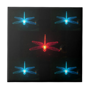 Azul e azulejo de incandescência vermelho das