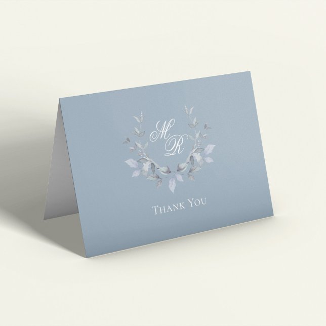 Azul Empoeirado Monograma Script Agradecimento de  (Dusty blue horizontal wedding thank you card with elegant monogram and soft botanical wreath)