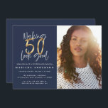 Azul-marinho Dourado 50 parece bom aniversário de<br><div class="desc">Fazer 50 parece um bom convite de aniversário de fotos. Marinho de efeito ouro e design de texto de script moderno. Parte de uma coleção.</div>
