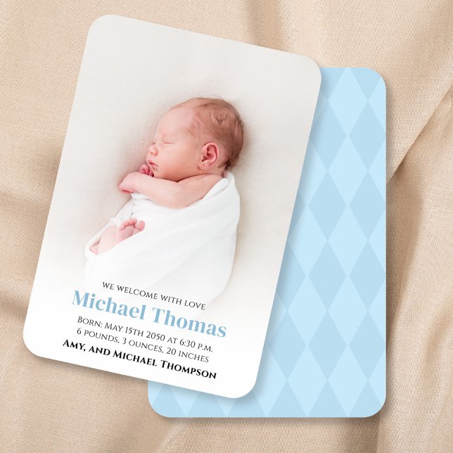 Azul Personalizado de Foto de Nascimento do Bebê B (Blue baby birth announcement with blue herringbone pattern.)