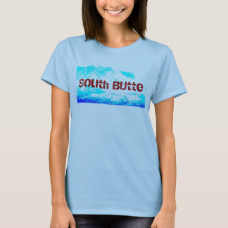 Azul sul do montículo na camisa da mulher azul
