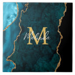 Azul Teal e Agato Marble Dourado<br><div class="desc">Este azulejo apresenta um fundo de mármore elegante e glamouroso com detalhes geodésicos de gemstone e sotaques dourados falsos. O monograma combina o guião manuscrito e as fontes sans serif modernas para um aspecto elegante e sofisticado. Isso fará o presente ideal, pois ele pode ser personalizado com um nome e...</div>