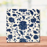 Azul Vintage   Padrão de Chinoiserie Branco Floral<br><div class="desc">Este adorável azulejo cerâmico azul e branco (creme) apresenta um padrão botânico vintage Chinoiserie inspirado na Ásia,  de flores,  vinhas e folhas giratórias. Um toque elegante e original para a sua cozinha,  banheiro ou outro espaço marcado. Também faz um excelente trivet.</div>
