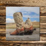 Azulejo Boots & Spurs<br><div class="desc">Um incrível céu Wyoming é o pano de fundo para esta fotografia de botas ocidentais vestidas,  completas com verdadeiros esporos feitos de prata,  completos com pesos mexicanos de 1880 para rowels. Uma ideia perfeita de presente para o cowboy,  cowboy,  ou qualquer um que ama o Ocidente!</div>