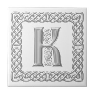 Azulejo celta da letra K do efeito da prata do