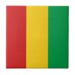 Azulejo cerâmico com bandeira guineense<br><div class="desc">Este design consiste na bandeira guineense remodelada espertamente para ajustado da superfície do azulejo quadrado. Um item decorativo e útil que daria um presente perfeito para aqueles que gostam de se lembrar da Guiné Conacri.</div>
