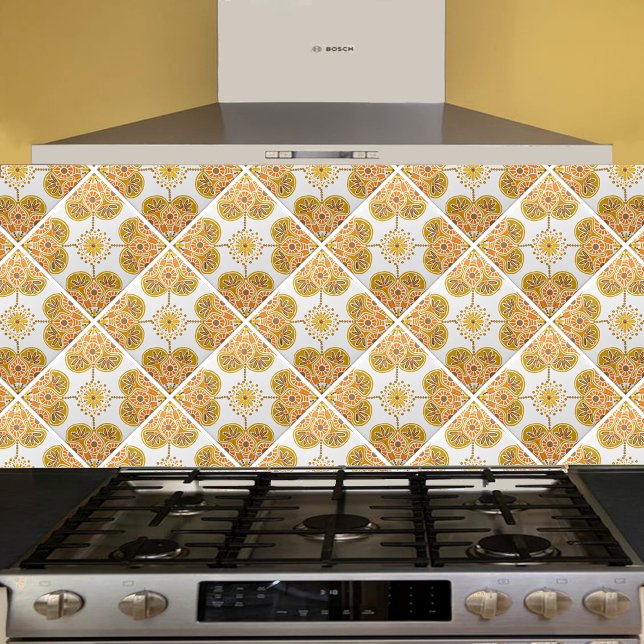 Azulejo cerâmico com design de maca repetitiva (gold and orange  geometric tile shown  on a kitchen backsplash installed  diagonally.)