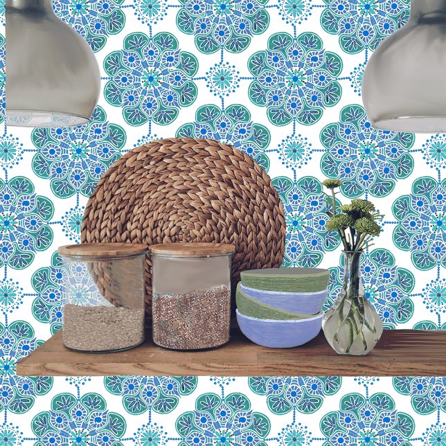 Azulejo cerâmico com padrão azul e verde (Blue and green medallion tile shown on a kitchen backsplash.)