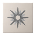 Azulejo Cerâmico de Solteiro do século médio Prata<br><div class="desc">Médio do século design com inspiração moderna, apresentando um solteiro vintage retro starburst prateado sobre um fundo leve de cor óssea. Design simples e limpo moderno. Crie seu próprio azulejo personalizado carregando uma nova imagem ou use o botão "mensagem" para entrar em contato com o designer para obter ajuda. Para...</div>