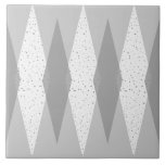 Azulejo cinzento moderno de Argyle do meio século<br><div class="desc">Este azulejo cinzento moderno de Argyle do meio século grande caracteriza um fundo cinzento da pomba e um teste padrão da modificação, cobertura cinzenta translúcida, escura maior, diamantes brancos com cinza coloridos, era espacial dos diamantes do vintage salpica. Este argyle inspirado, deconstructed minimalista é uma reminiscência simplista do maior do...</div>