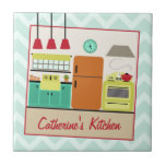 Azulejo colorido retro da cozinha<br><div class="desc">Um azulejo da cozinha que caracteriza uma ilustração de uma cozinha inspirada retro decorada com um vermelho,  uma turquesa,  uma laranja,  e um esquema de cores amarelo.  Personalize com seu nome no vermelho.  O fundo é claro - azul com ziguezagues.</div>