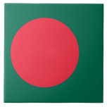 Azulejo com bandeira de Bangladesh<br><div class="desc">Adicione uma expressão ousada de orgulho nacional à sua decoração com este azulejo impressionante com a bandeira de Bangladesh! Mostrando o círculo vermelho vívido contra o rico fundo verde, este azulejo captura a essência do patrimônio do Bangladesh em um formato eterno e duradouro. Quer seja usado como sotaque decorativo, peça...</div>