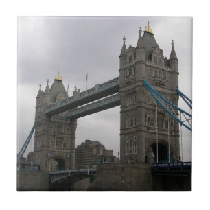 Azulejo com Ponte Torre sobre o rio Tamisa