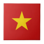 Azulejo da bandeira de Vietnam<br><div class="desc">Este design consiste na bandeira vietnamiana remodelada inteligente para caber a superfície quadrada do azulejo. Um artigo decorativo e útil que fizesse um presente perfeito para aqueles que como para recordar Vietnam.</div>