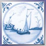 Azulejo de Arte Delft do Vintage White Sailboat<br><div class="desc">Arte cênica Classic Delft de um veleiro em um lago calmo retocado e reproduzido de um azulejo antigo real. Ele tem um toque pintado à mão e apresenta elementos azuis e brancos nos cantos. Clique em Personalizar para adicionar seu nome ou mensagem.</div>