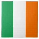 Azulejo de bandeira irlandês<br><div class="desc">Acrescentem um toque de patrimônio irlandês à vossa decoração natal com este belo azulejo com a bandeira da Irlanda! Criado com materiais de alta qualidade, este azulejo mostra orgulhosamente o icônico design tricolor da Irlanda, verde, branco e laranja. É mais do que uma peça decorativa; é um símbolo da rica...</div>