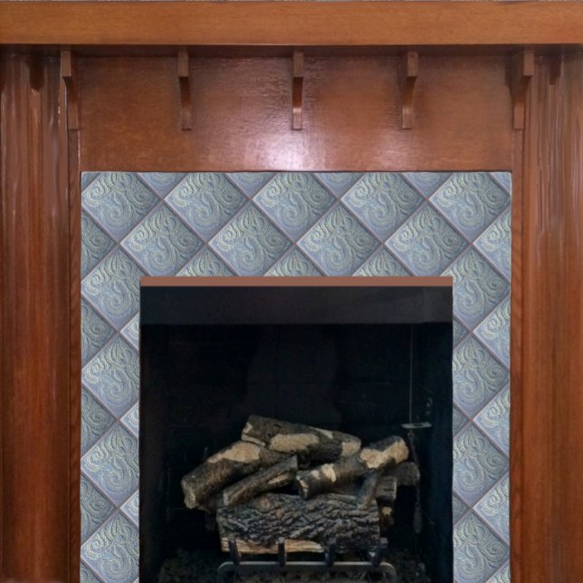 Azulejo de cerâmica azul-borrifada (Blue Fiddlehead fern tile shown on a fireplace,)