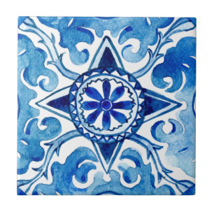 Azulejo de cerâmica azul de estilo pintado pela mã
