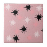 Azulejo de cerâmica de Starbursts Atômicos Rosa<br><div class="desc">Este Azulejo de cerâmica Atômico rosa tem todo o meio século moderno da cozinha da sua avó, menos o linóleo pegajoso. O kitschy design apresenta um fundo cor-de-rosa com manchas douradas e estereótipos colocados aleatoriamente em preto e dois tons de rosa. Este padrão inspirado na safra é mod o suficiente...</div>