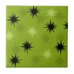 Azulejo de cerâmica de Starbursts Verdes Atômicos<br><div class="desc">Este Azulejo de cerâmica Atômico Verde tem todo o meio século moderno da cozinha da sua avó, menos o linóleo pegajoso. O kitschy design apresenta um fundo verde com manchas douradas e rastos estrelados colocados aleatoriamente em preto, e dois tons de verde. Este padrão inspirado na safra é mod o...</div>