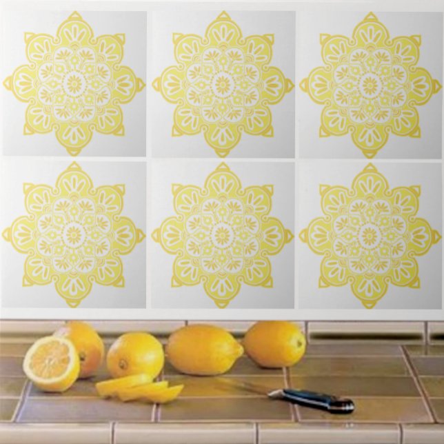 Azulejo de cerâmica, medalhão amarelo em branco (Yellow medallion tiles shown  on a kitchen backsplash.)