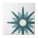 Azulejo de cerâmica moderna turquesa a negrito do<br><div class="desc">Médio do século design com inspiração moderna, apresentando um solteiro vintage retro turquoise starburst off-set para baixo à direita, sobre um fundo branco. Design simples e limpo moderno. Crie seu próprio azulejo personalizado carregando uma nova imagem ou use o botão "mensagem" para entrar em contato com o designer para obter...</div>