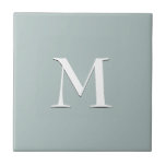 Azulejo de cerâmica simples de cinza azul<br><div class="desc">Azulejo cerâmico simples, elegante e cinza azul com monograma personalizável opcional. Projetado para coordenar com a versão de notas de música. Disponível em outras cores e com itens correspondentes.</div>
