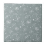 Azulejo de cerâmica simples para a Farmação Floral<br><div class="desc">O simples fundo azul-país com flores brancas desenhadas à mão e folhas dão a este azulejo cerâmico um estilo de fazenda. 100% de satisfação do cliente com o "Zazzle" todos os dias.</div>