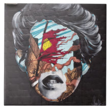 Azulejo de grafite que representa a cabeça de uma 