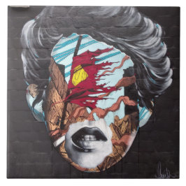 Azulejo de grafite que representa a cabeça de uma