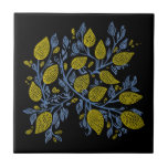 Azulejo de linhas de limão amarelas, azuis e preta<br><div class="desc">Mergulhe seu espaço na atração refrescante do Mediterrâneo com nosso Azulejo de limões amarelas e azuis. Este azulejo cativante apresenta uma mistura harmoniosa de matizes amarelas e azuis, que lembra a costa mediterrânica. O intricado padrão das vinhas de limão adiciona um toque de beleza natural, enquanto o fundo preto melhora...</div>