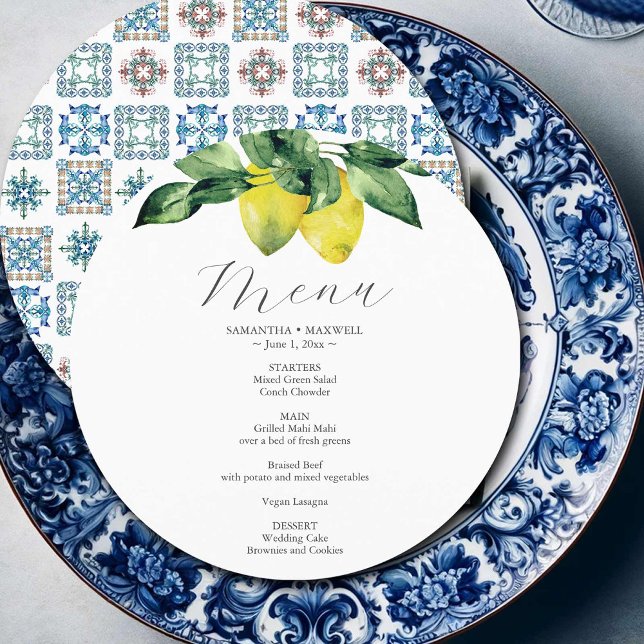 Azulejo de Menu de Casamento Lemon e Amalfi (Menu card watercolor lemons with Mediterranean themed print by Victoria Grigaliunas Do Tell A Belle)