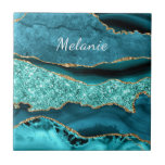 Azulejo de Nome Personalizado da Turquoise Dourada<br><div class="desc">Azulejos cerâmicos com Glitter Dourado Glitter Marble Marble Aqua Turquoise Geode Personalizável - Adicione Seu Nome / Texto - Faça seu presente especial! Redimensionar e mover ou remover / adicionar texto / elementos com a ferramenta Personalização! Design por MIGNED! Por favor, veja meus outros projetos/designs e pinturas. Você também pode...</div>