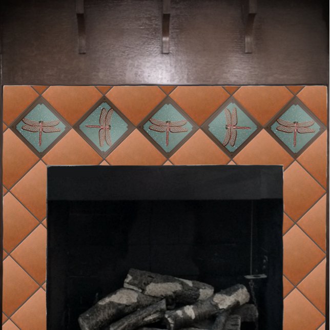 Azulejo de relator de parecer, verde e cobre (Dragon fly tile on a fireplace with deep copper field tiles.)