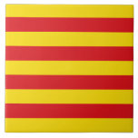 Azulejo de Sinalizador da Catalunha<br><div class="desc">Celebrar o espírito eterno da Catalunha com este azulejo cerâmico impressionante, com a bandeira vibrante da Catalunha! Embalado com as riscas ousadas, vermelhas e amarelas da Senyera, esse azulejo patriótico captura lindamente a essência do orgulho e da identidade catalães. Seja exibido como decorador de parede, usado em mosaico, ou incorporado...</div>
