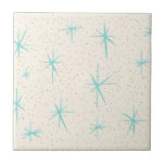 Azulejo de Starbursts de turquesa da era espacial<br><div class="desc">Das características pequenas deste azulejo de Starbursts de turquesa da era espacial os starbursts azuis em um fundo cremoso com o ouro colorido salpicam. Inspirado por um teste padrão moderno do prato do meio século clássico, este design tem um dom autêntico do vintage. Os bens kitschy retros fá-lo-ão sentir como...</div>