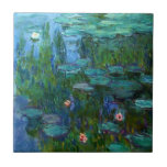 Azulejo dos lírios de água de Monet Nympheas<br><div class="desc">Azulejo dos lírios de água de Monet Nympheas. Pintura a óleo nas canvas 1915. Por os últimos trinta anos de sua vida, Monet pintou sua lagoa do lírio em Giverny. Nympheas representa um de seus melhor e trabalhos mais amados com seus ricos e uso variado dos verdes. Um grande presente...</div>