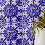 Azulejo, Mediterrâneo Azul e Branco<br><div class="desc">Este elegante design de azulejo de cerâmica decorativa apresenta um padrão geométrico cativante,  composto por deliciosos formatos azuis colocados contra um pano de fundo branco pristino. Inspirando-se no encantador estilo Azulejo mediterrânico,  esta vibrante criação adiciona um toque de elegância a qualquer espaço.</div>