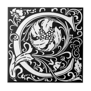 Azulejo preto e branco em arte nova com a letra C